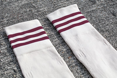 De Adidasstrepen zijn hier eveneens bordeauxrood. © Ajax Life