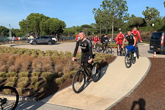 Pasveer voert het peloton aan. © Ajax Life