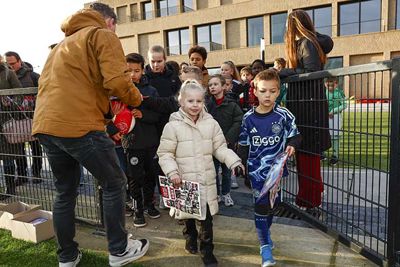 Kijk, daar gaan ze. Met cadeautjes in de handjes. © Pro Shots
