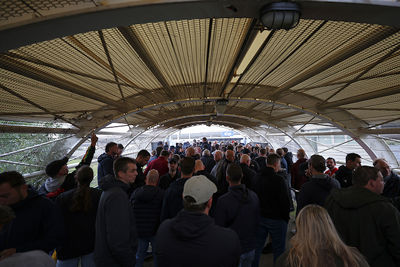 Op richting de gereedstaande trein. © De Brouwer