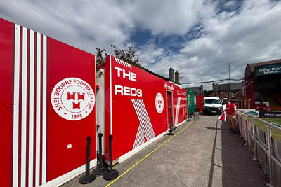Ah, de fanshop van Shelbourne. © Ajax Life