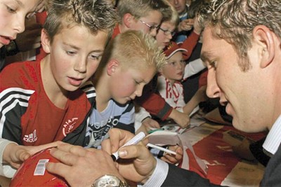 Handtekeningen scoren bij een jonge Stekelenburg. © SV Ajax